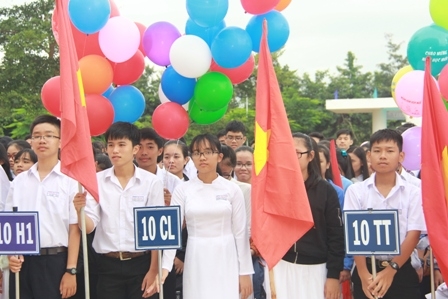 Học sinh Trường THPT Chuyên Nguyễn Du tham dự Lễ khai giảng năm học mới. (Ảnh tư liệu)