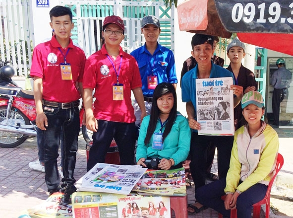 Đoàn viên thanh niên huyện Krông Bông bán báo gây quỹ giúp đỡ người nghèo.   