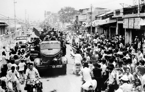 Nhân dân chào đón quân giải phóng tiến vào Sài Gòn ngày 30-4-1975.    Ảnh: Tư liệu