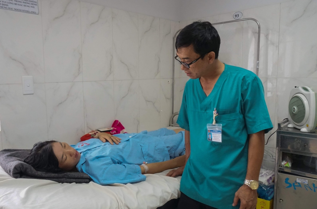 Sản phụ Bùi Thị Thọ được bác sĩ thăm khám tại khoa Sản Bệnh viện Đa khoa Vùng Tây Nguyên 