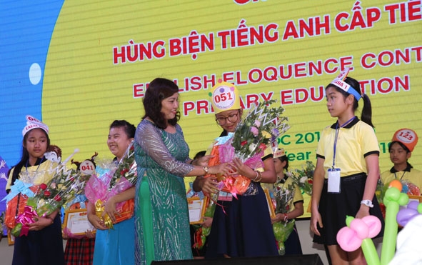 Chánh văn phòng Sở GD-ĐT Thái Thị Mỹ Bình trao Giấy khen tặng các thí sinh xuất sắc  của chương trình.