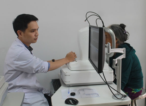 Bác sĩ Khoa Mắt, BVĐK vùng Tây Nguyên chụp cắt lớp võng mạc (OCT) cho bệnh nhân.