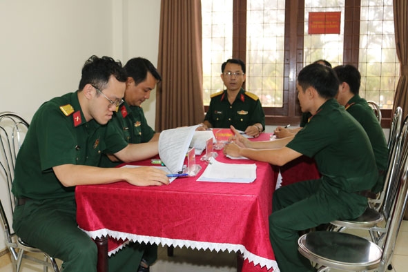 Tổ tiếp nhận, nghiệm thu và bàn giao phiếu của Quân khu 5 làm việc với Ban chỉ đạo,  điều tra viên Bộ CHQS tỉnh Đắk Lắk. 