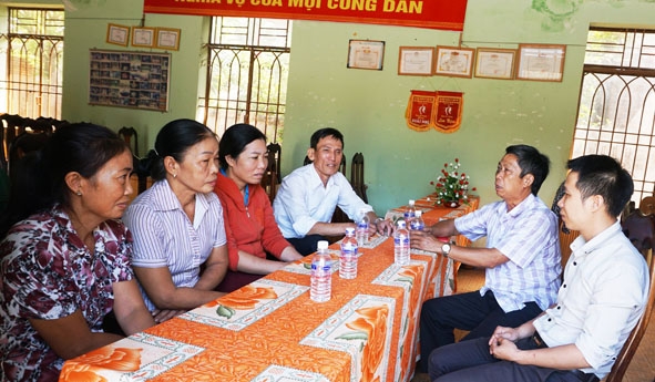 Phó Bí thư Đảng ủy thị trấn Buôn Trấp, huyện Krông Ana Nguyễn Mạnh Thuấn (thứ 2 bên phải) trao đổi với các đảng viên ở Chi bộ TDP 3. 