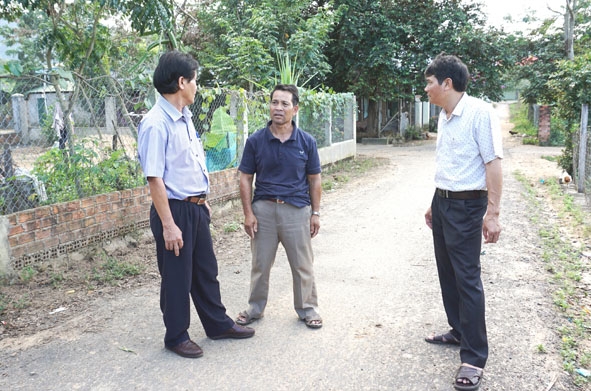 Trưởng buôn Y'Hao Niê (giữa) ở buôn Hí, xã Cư Mta, huyện M'Đrắk - một đảng viên người dân tộc thiểu số gương mẫu.