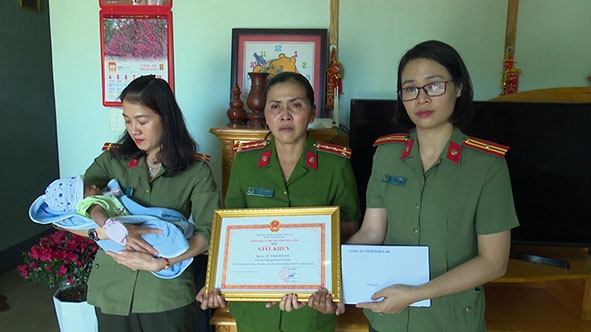 Đại úy H'Tinh H'Wing (giữa) nhận giấy khen của Giám đốc Công an tỉnh.  