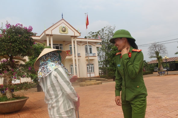 Đại úy Nguyễn Thị Hồng Thảo vui vẻ trò chuyện cùng các phạm nhân nữ ở Trại tạm giam Công an tỉnh.