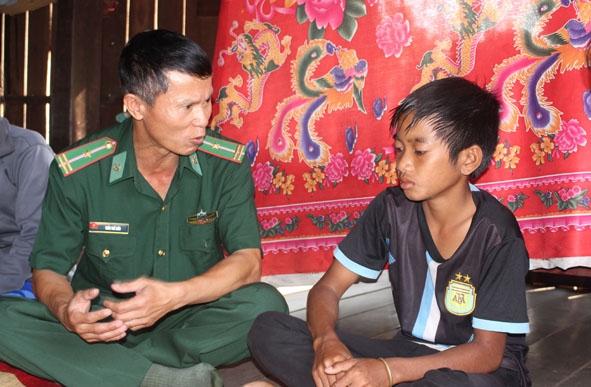 Thiếu tá QNCN Trần Thế Hiền trò chuyện tâm tình với em Y Khuyên Rya.