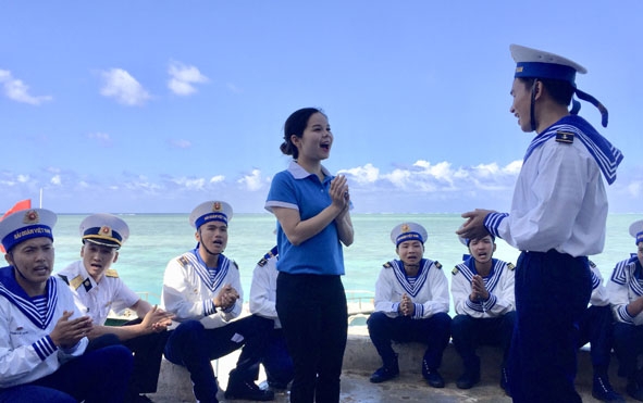 Ca sĩ Kim Thúy giao lưu với lính hải quân điểm đảo Len Đao.