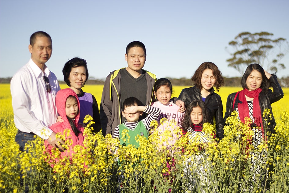 Du học sinh cùng gia đình đi ngắm hoa cải vào mùa xuân tại Australia.