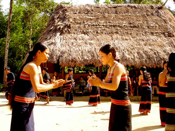 Những động tác múa za zá của phụ nữ Triêng có nhiều chi tiết giống điệu múa Lăm Vông  của người Lào.
