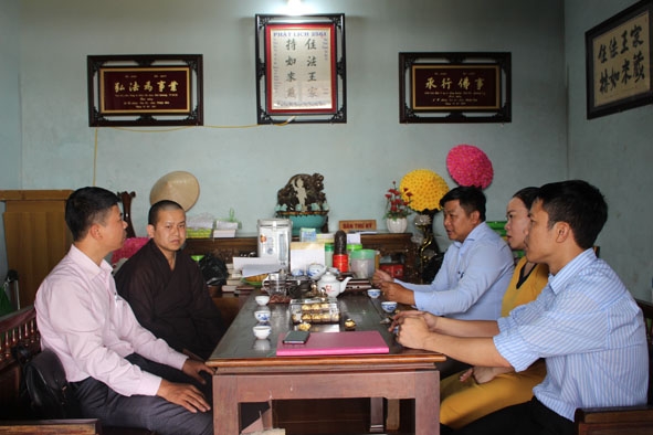 Đại diện chính quyền huyện Krông Búk thăm hỏi, động viên Đại đức Thích Quảng Nguyện, trụ trì Niệm Phật đường Thiện Hòa (thôn Kty 4, xã Cư Kbô).