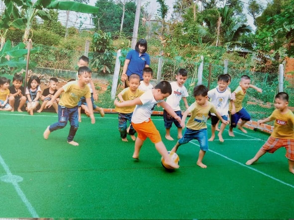 Giúp trẻ phát triển thể chất qua trò chơi đá bóng.  