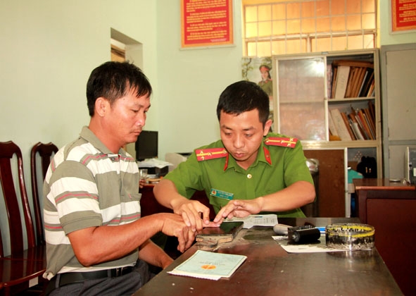 Người dân đến làm thủ tục cấp chứng minh nhân dân tại Công an huyện Ea Kar.