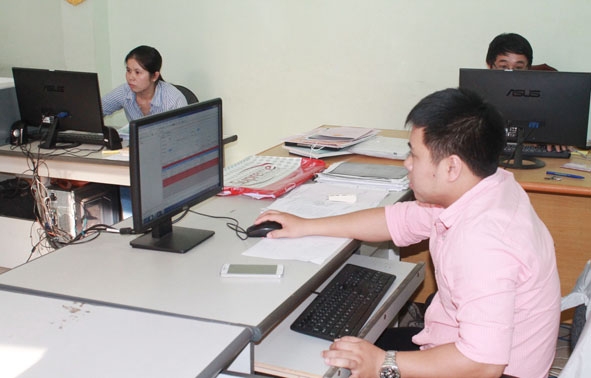 Cán bộ Văn phòng Đăng ký đất đai tỉnh (Sở Tài nguyên - Môi trường) xử lý hồ sơ qua hệ thống điện tử.   