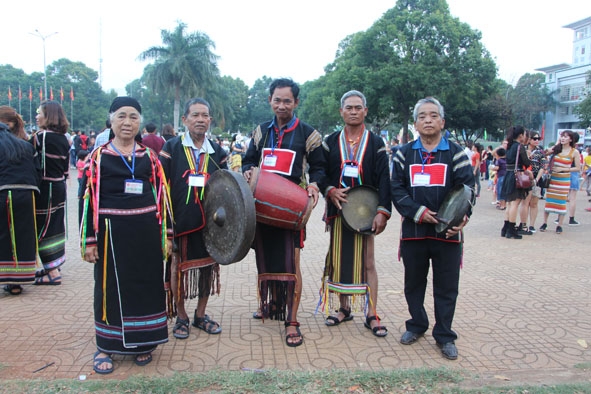 Đội chiêng  của buôn  Ea Knốp  (xã Ea Tyh) tham gia  biểu diễn  cồng chiêng  tại Lễ hội  Cà phê  Buôn Ma Thuột  lần thứ 7  năm 2019.