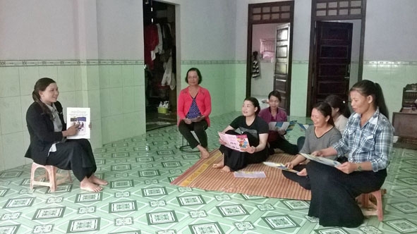 Chị H'Yen Hwing (bìa trái) tuyên truyền cho chị em trong buôn về các biện pháp KHHGĐ.