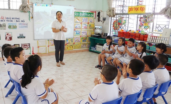Cô Nguyễn Thị Thùy Trâm, giáo viên Lớp Lá 1 là đảng viên đầu tiên của Trường Mầm non tư thục Họa Mi ở phường Thắng Lợi (TP. Buôn Ma Thuột). 