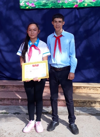 Thầy  Phạm Ngọc Tiến  và học trò của mình trong  Lễ tuyên dương  Chỉ huy Đội  tiêu biểu  huyện Ea Kar  năm học  2017 - 2018. 