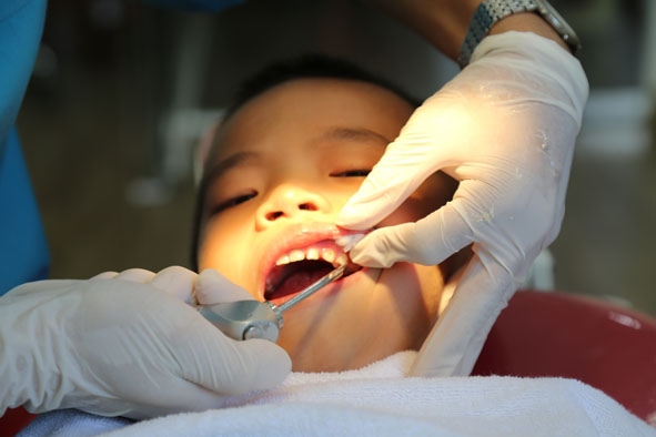 Nên đưa trẻ tới các cơ sở y tế uy tín để các bác sĩ khám, tư vấn và niềng răng  một cách an toàn. 