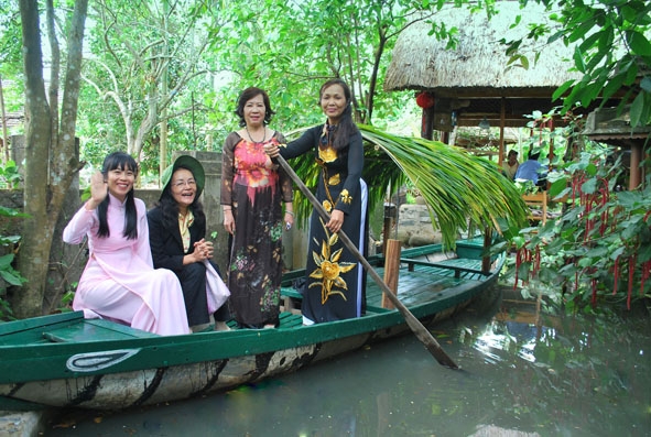 Đi thuyền trong vườn nhà cổ.  