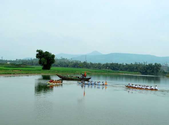 Dòng sông Túy Loan vào mùa lễ hội. 