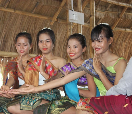Các thiếu nữ người Việt gốc Lào tại Buôn Đôn lấy hoa Chăm Pa làm trâm cài tóc trong ngày Tết cổ truyền Bun Pi May 2019. 