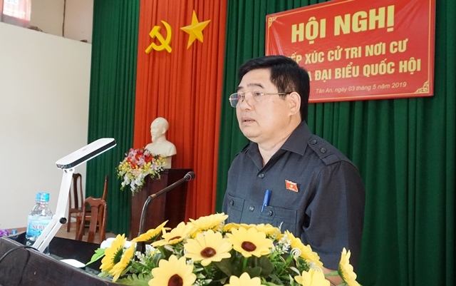 Phó Trưởng đoàn chuyên trách Đoàn ĐBQH tỉnh Y Khút Niê phát biểu tại buổi tiếp xúc ở phường Tân An (TP.Buôn Ma Thuột).