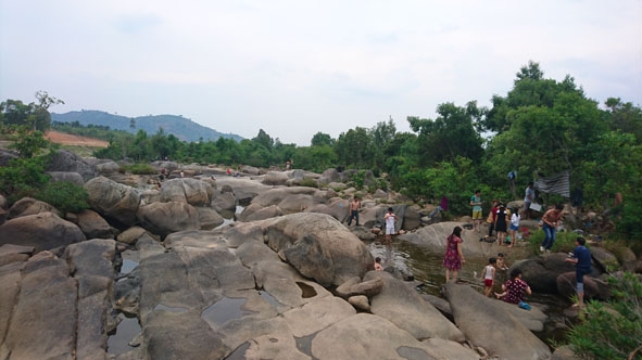 Suối Thanh Niên (huyện Krông Bông) thu hút nhiều người đến chơi trong những ngày nắng nóng.  