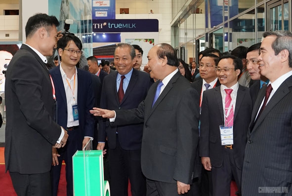 Thủ tướng Chính phủ Nguyễn Xuân Phúc và một số đại biểu trao đổi với các doanh nghiệp tại Diễn đàn.    Ảnh: chinhphu.vn