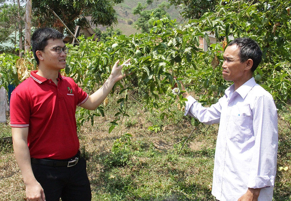 Cán bộ Ngân hàng NN-PTNT Chi nhánh huyện Krông Bông kiểm tra hiệu quả vốn vay của một khách hàng ở xã Cư Đrăm. 
