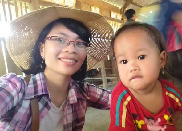 Cô Nguyễn Thị Chung và trẻ em nghèo trong một chuyến thiện nguyện.