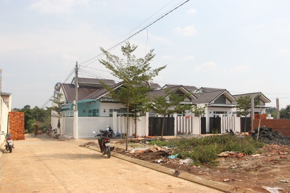 Khu nhà kiểu biệt thự tại phường Khánh Xuân, TP. Buôn Ma Thuột của một doanh nghiệp bất động sản  xây để bán lại.