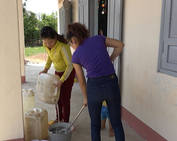 Các cô giáo phân hiệu Trường Mầm non Cư Kbang hằng ngày phải  phân công nhau đi xin nước về vệ sinh lớp học. 