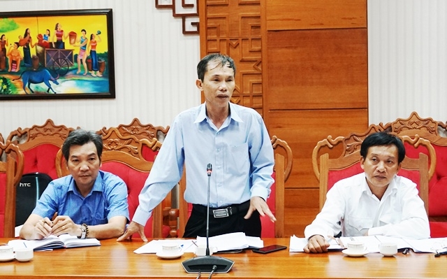Phó Tổng Biên tập Báo Đắk Lắk Đinh Xuân Toản đóng góp ý kiến tại cuộc họp.