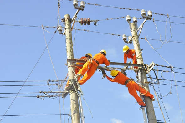 Công nhân Điện lực Krông Năng bảo dưỡng đường dây để đảm bảo cấp điện trong mùa khô năm 2019. 