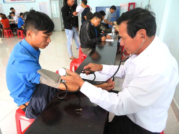 Đoàn viên thanh niên huyện Krông Pắc xét nghiệm trước khi hiến máu.  