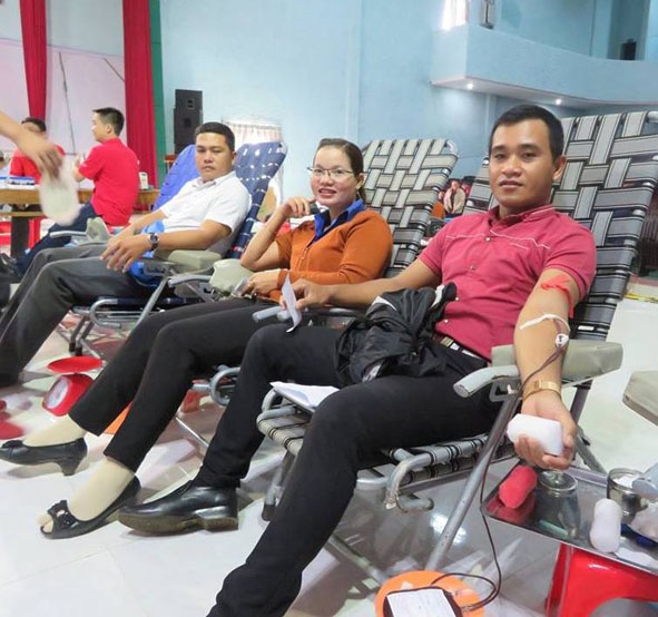 Thanh niên huyện Krông Pắc tham gia hiến máu tình nguyện. 