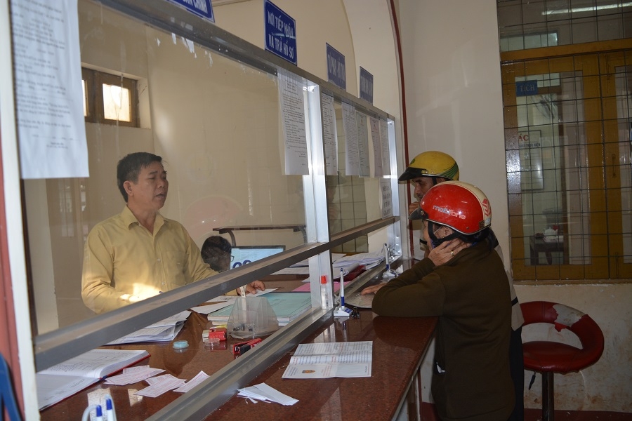 Người dân đến làm thủ tục hành chính tại UBND thị trấn Ea Drăng, huyện Ea H'leo