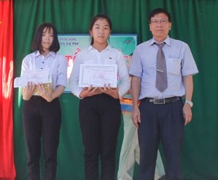 Em Trần Thị Thùy (giữa) nhận giải Nhì môn Ngữ văn cấp tỉnh trong lễ tổng kết năm học 2017 - 2018.