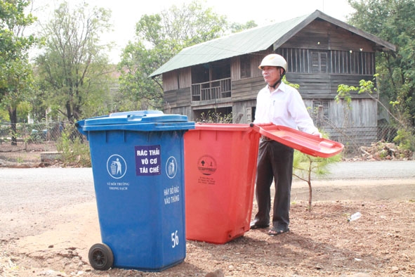 Thùng  phân loại  rác thải  công cộng được đặt  tại buôn Tuôr (xã Hòa Phú, TP. Buôn  Ma Thuột). 