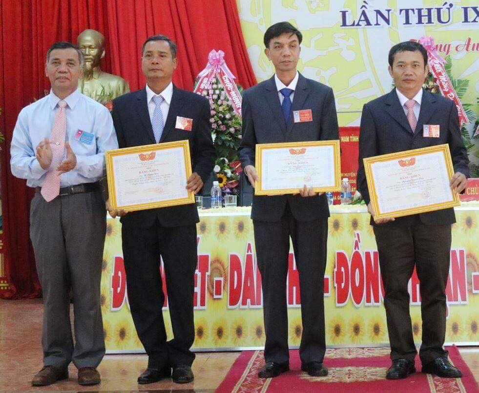 Chủ tịch Ủy ban MTTQ Việt Nam tỉnh Y Dek H'đơk tặng Giấy khen