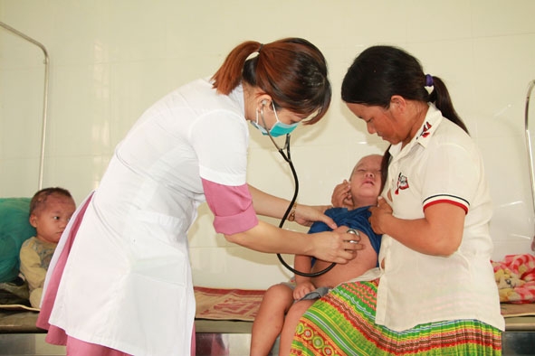 Bác sĩ Bệnh viện Đa khoa huyện Ea Súp kiểm tra tình hình sức khỏe cho một bệnh nhi đang điều trị bệnh sởi.