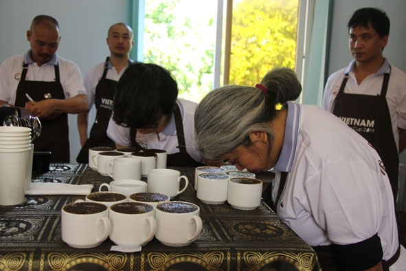 Các chuyên gia thử nếm Cupping cà phê tại Cuộc thi Cà phê đặc sản Việt Nam 2019. 