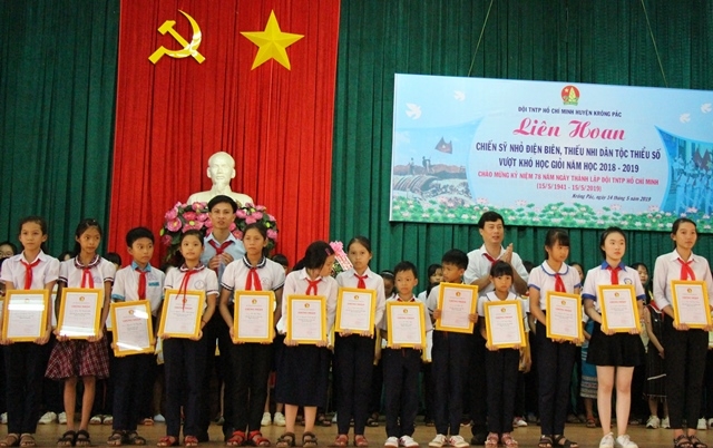 Các em học sinh vinh dự đón nhận danh hiệu Chiến sĩ nhỏ Điện Biên