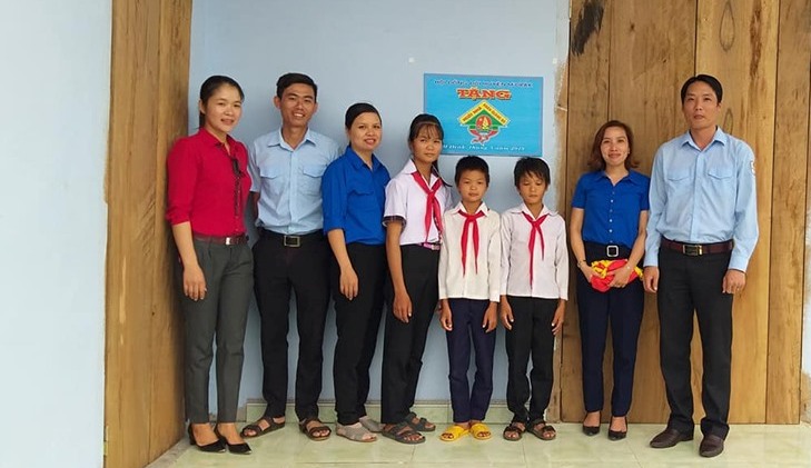 Đại diện Hội đồng Đội huyện MĐrắk và các tổ chức, cá nhân trao nhà Khăn quàng đỏ tặng gia đình em Lâm Tuyết Lượng.