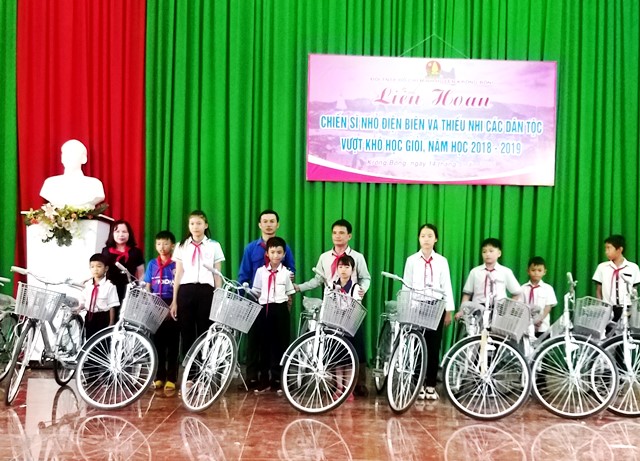 Hội đồng Đội huyện Krông Bông tặng xe đạp cho học sinh có hoàn cảnh khó khăn vượt khó học giỏi.