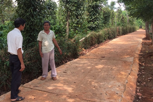  Một con đường  ở thôn 2 được cựu chiến binh Vũ Xuân Khích  (bên phải) đóng góp  35 triệu đồng.