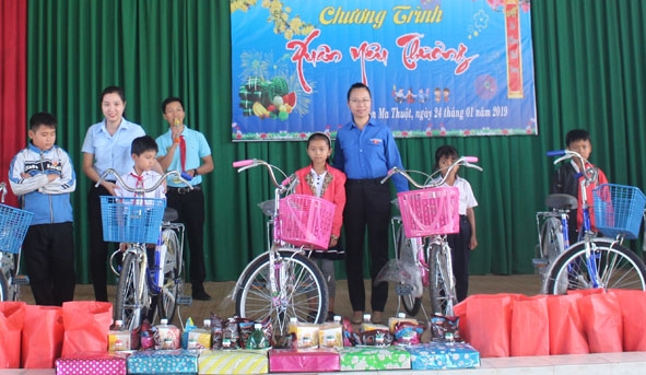 Đại diện Hội đồng Đội TP. Buôn Ma Thuột trao tặng xe đạp cho thiếu nhi nghèo vượt khó trên địa bàn. 