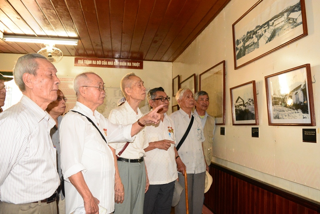 Các cựu tù tham quan các hình ảnh, tư liệu trưng bày tại Nhà đày.